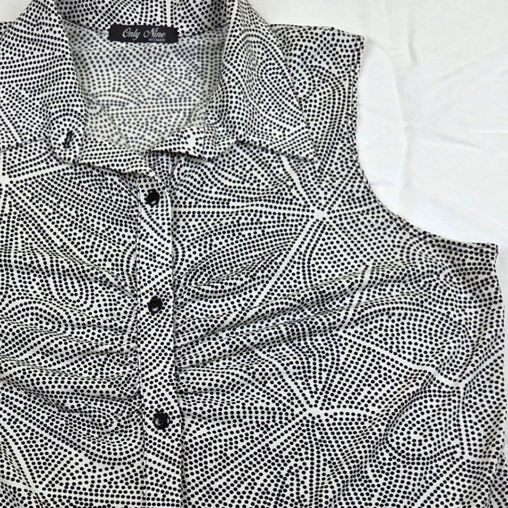 Only Nine Woman Sleeveless Button Up Blouse 1X Black White Dot Geometric Top